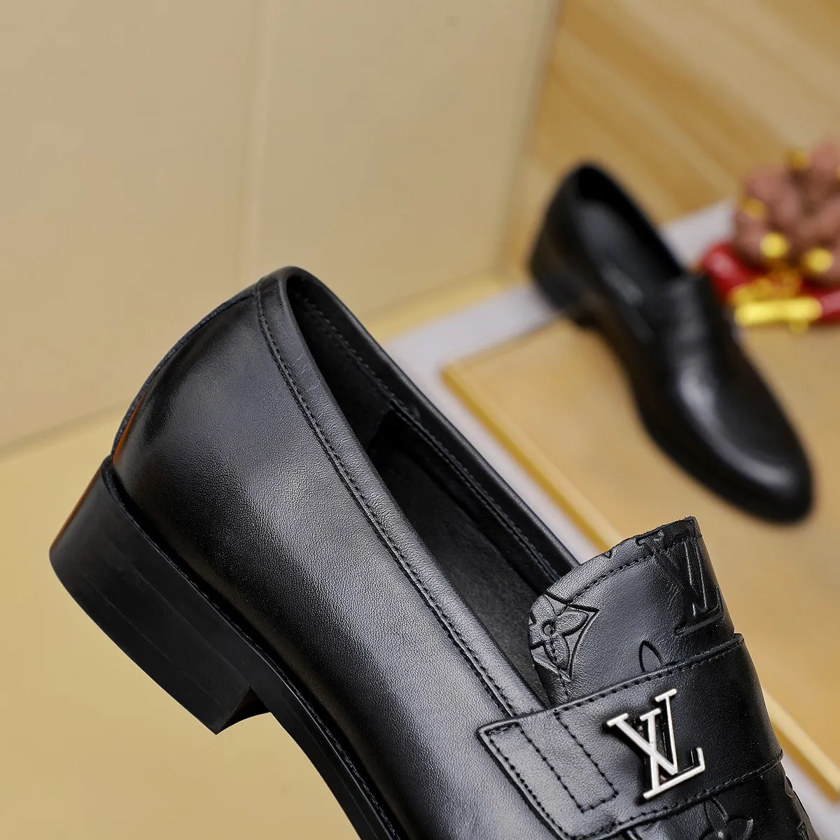 Men's Men's Shoes 💰420 💰[Louis Vuitton] LV high-end business formal leather shoes! ! Luxurious and elegant style, equal emphasis on practicality and style, professional focus on details and quality, counter original 1⃣️: 1⃣️ super accurate reproduction👍🏻! Material: The upper is made of imported original soft 🐂cowhide ➕imported first-layer sheepskin lining. Original anti-slip and wear-resistant outsole! Code number: 39--45, (38.46 custom-made) Large quantities in stock!